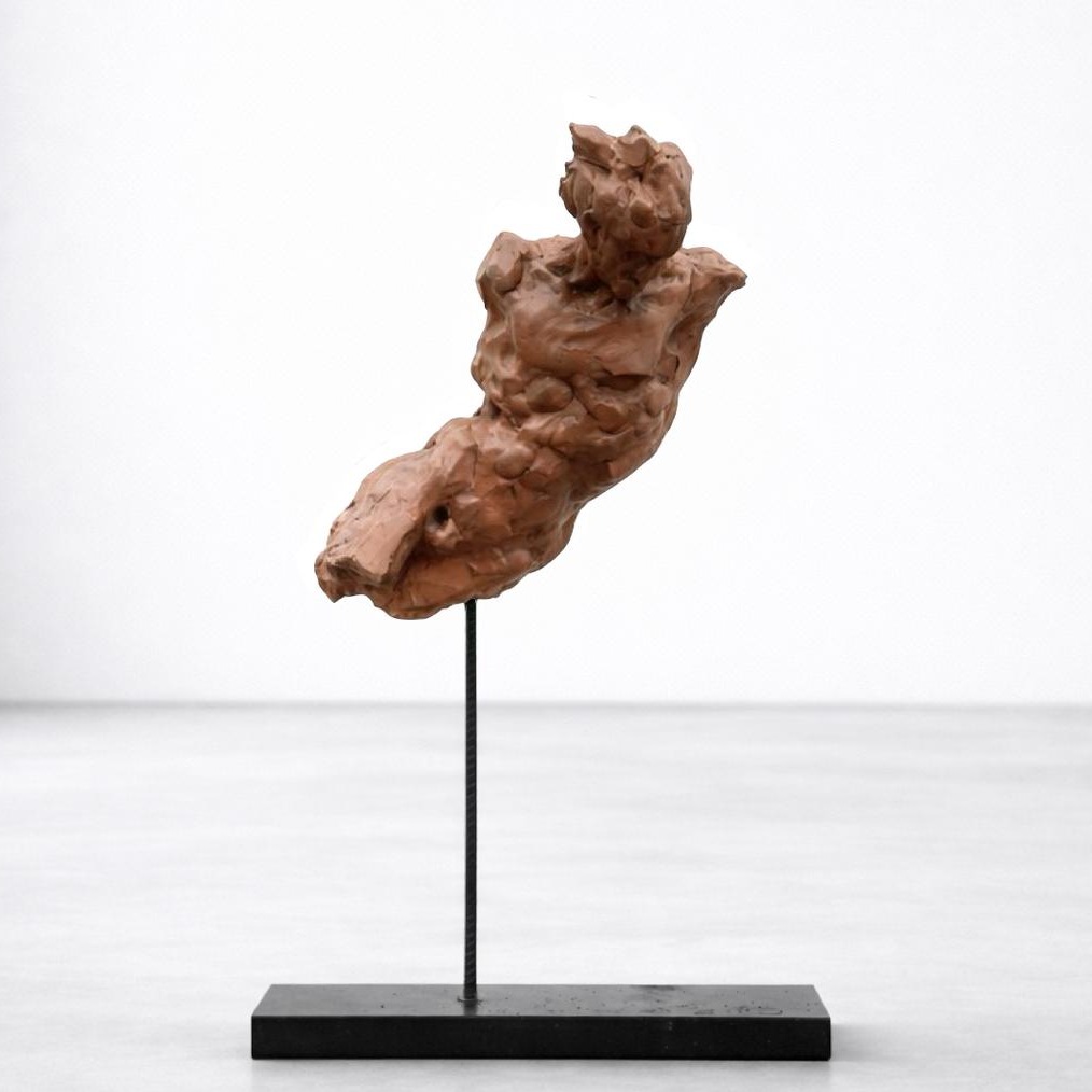 Attesa, scultura in terracotta patinata, 2023