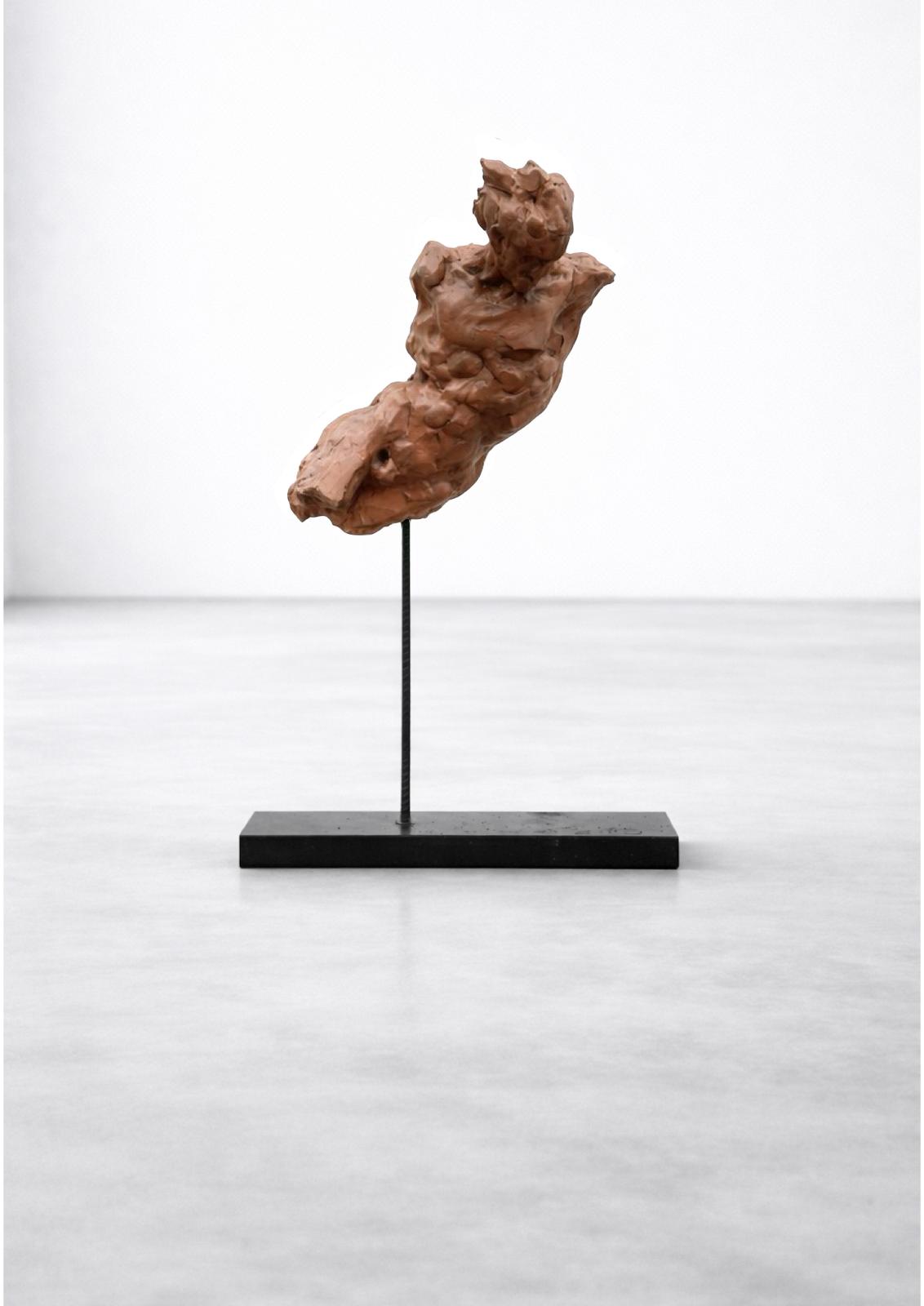 Attesa, scultura in terracotta patinata con base in ferro, 2023